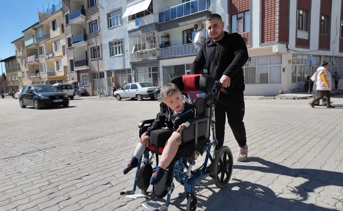 Başkan Başdeğirmen’den Mustafa Eymen’e özel engelli aracı desteği