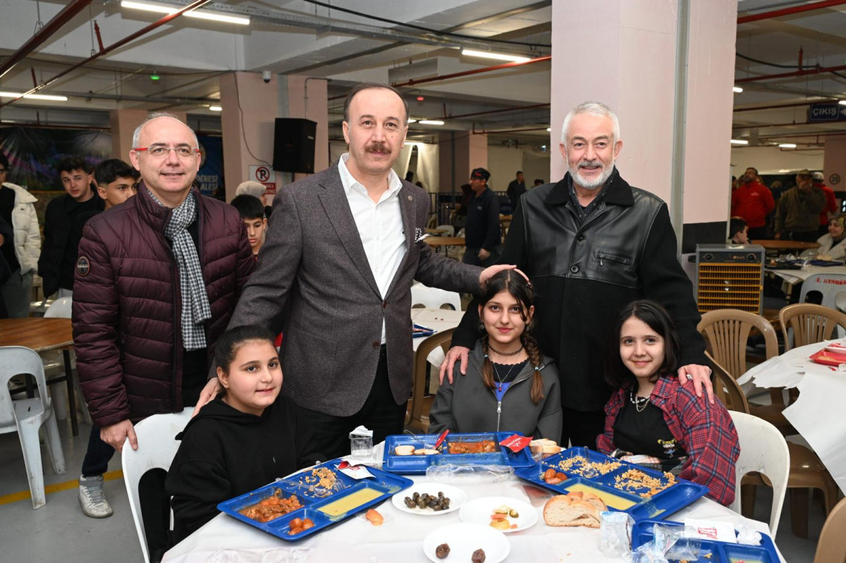 Vali Erin, belediyenin iftar sofrasının konuğu oldu