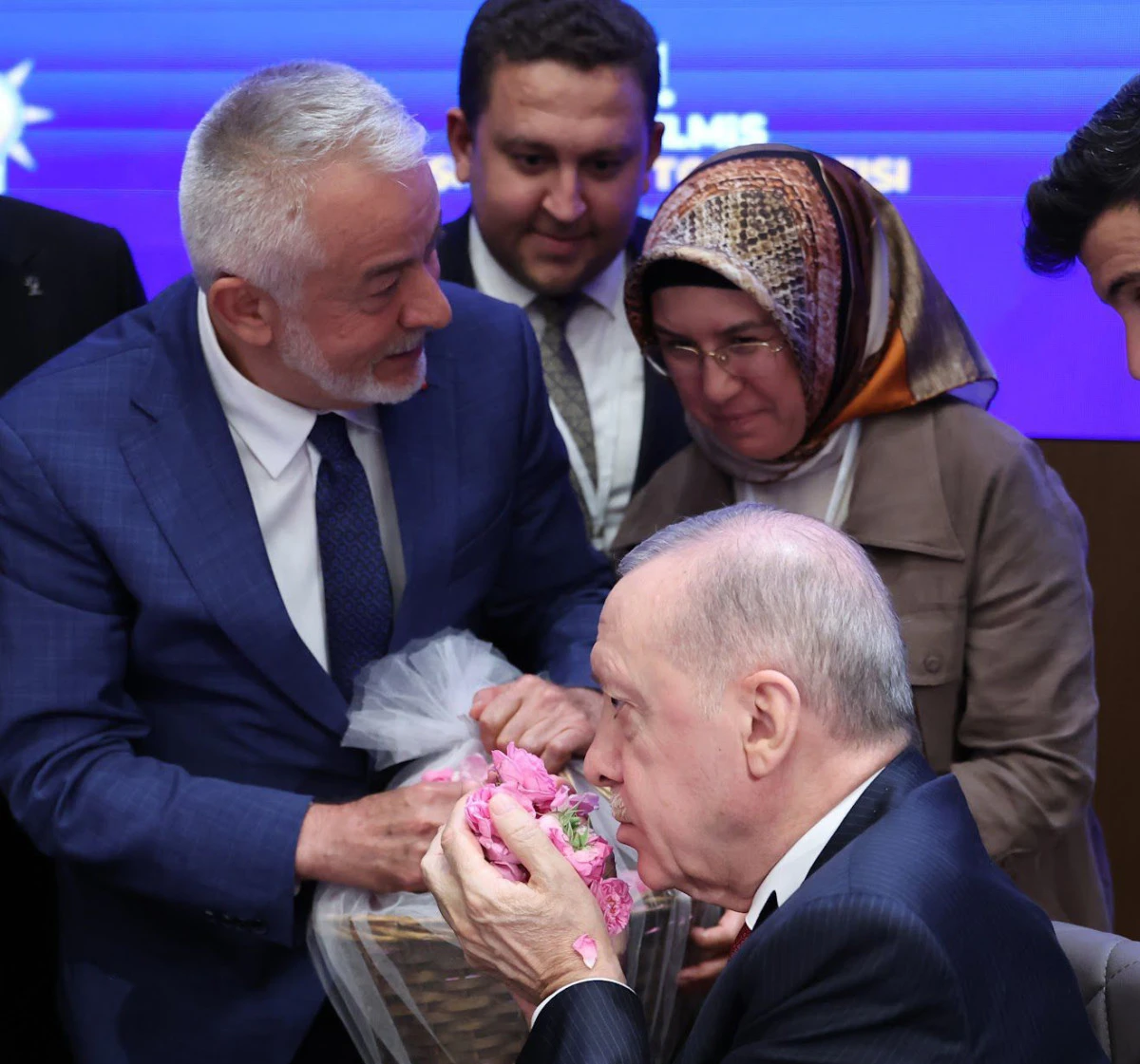 Başkan Başdeğirmen'den Cumhurbaşkanı Erdoğan’a gül takdimi 
