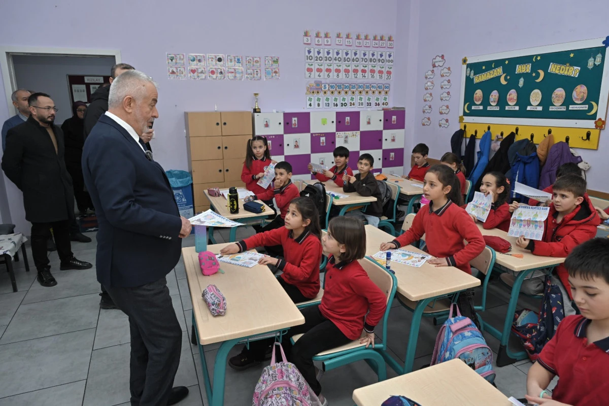 Başkan Başdeğirmen&rsquo;den &ouml;ğrencilere s&uuml;rpriz ziyaret 