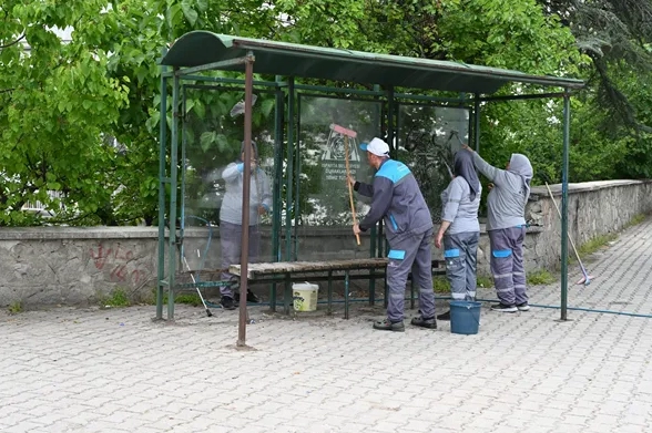 Belediyeden durak temizliği