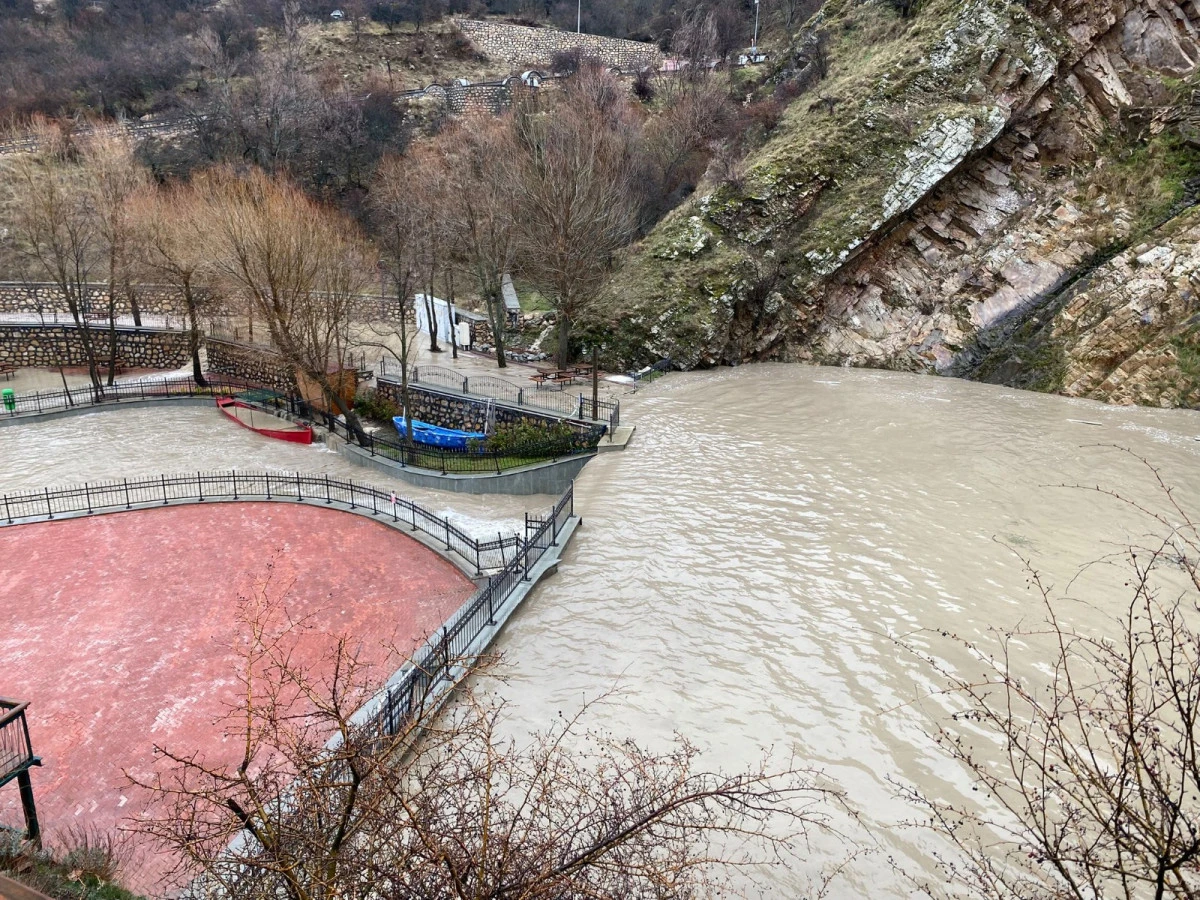 Bezirgan su ile doldu