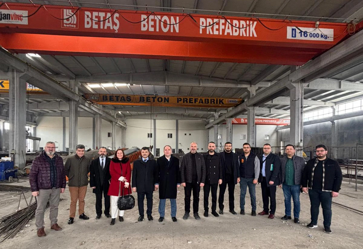 Devlet &Uuml;reticinin Yanında