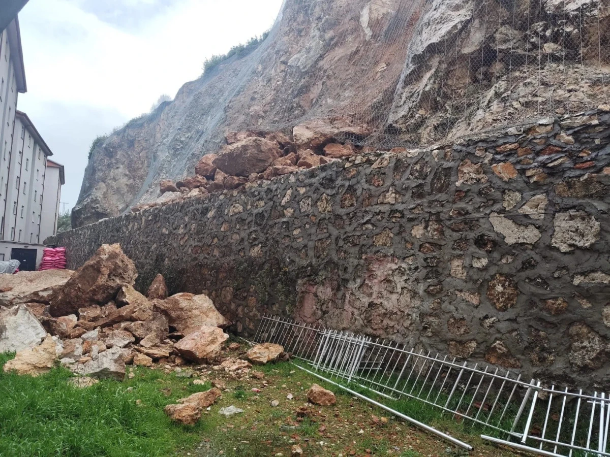 Eğirdir'de dev kayalar evlerin arkasına d&uuml;şt&uuml;