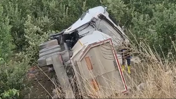 Eğirdir&rsquo;de tır elma bah&ccedil;esine u&ccedil;tu! S&uuml;r&uuml;c&uuml; hayatını kaybetti