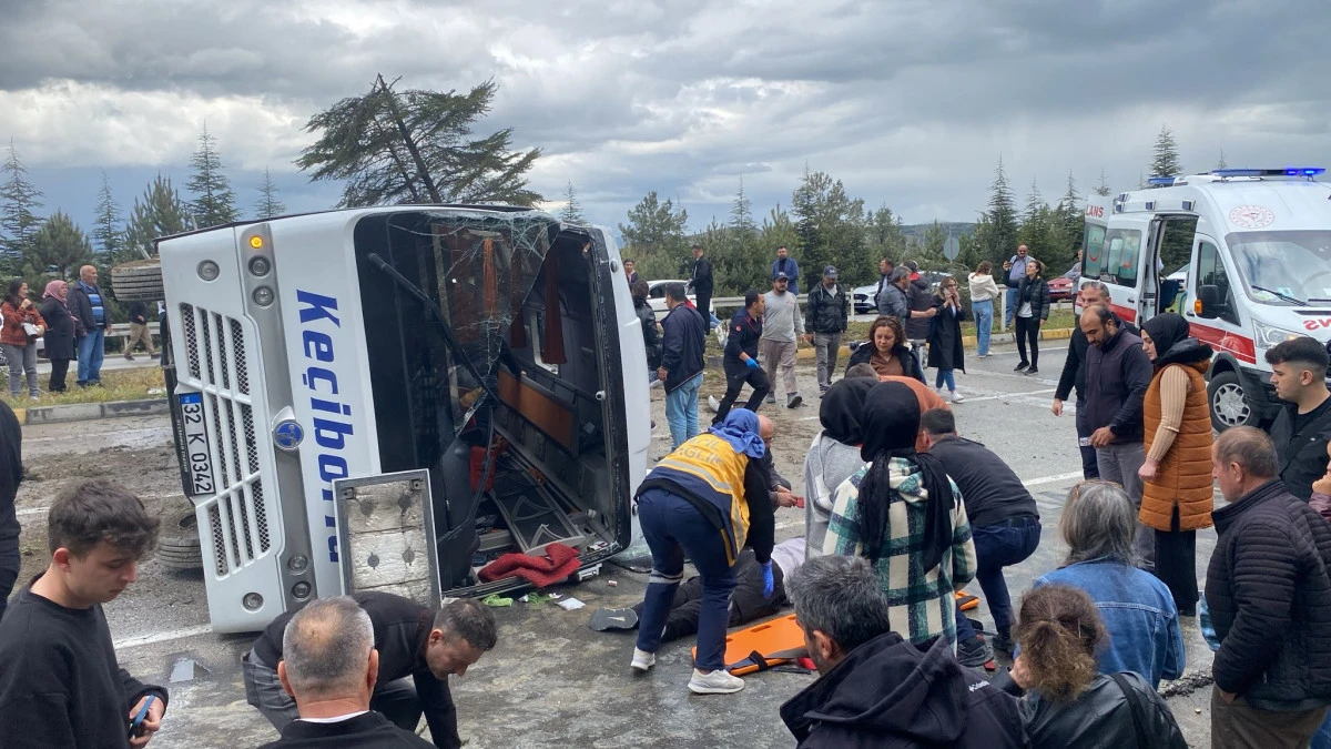 Göltaş önünde yolcu midibüsü devrildi: 15 kişi yaralandı