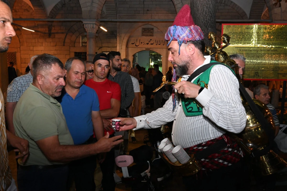 Isparta Belediyesi’nden gül şerbeti ve gül lokumu ikramı 