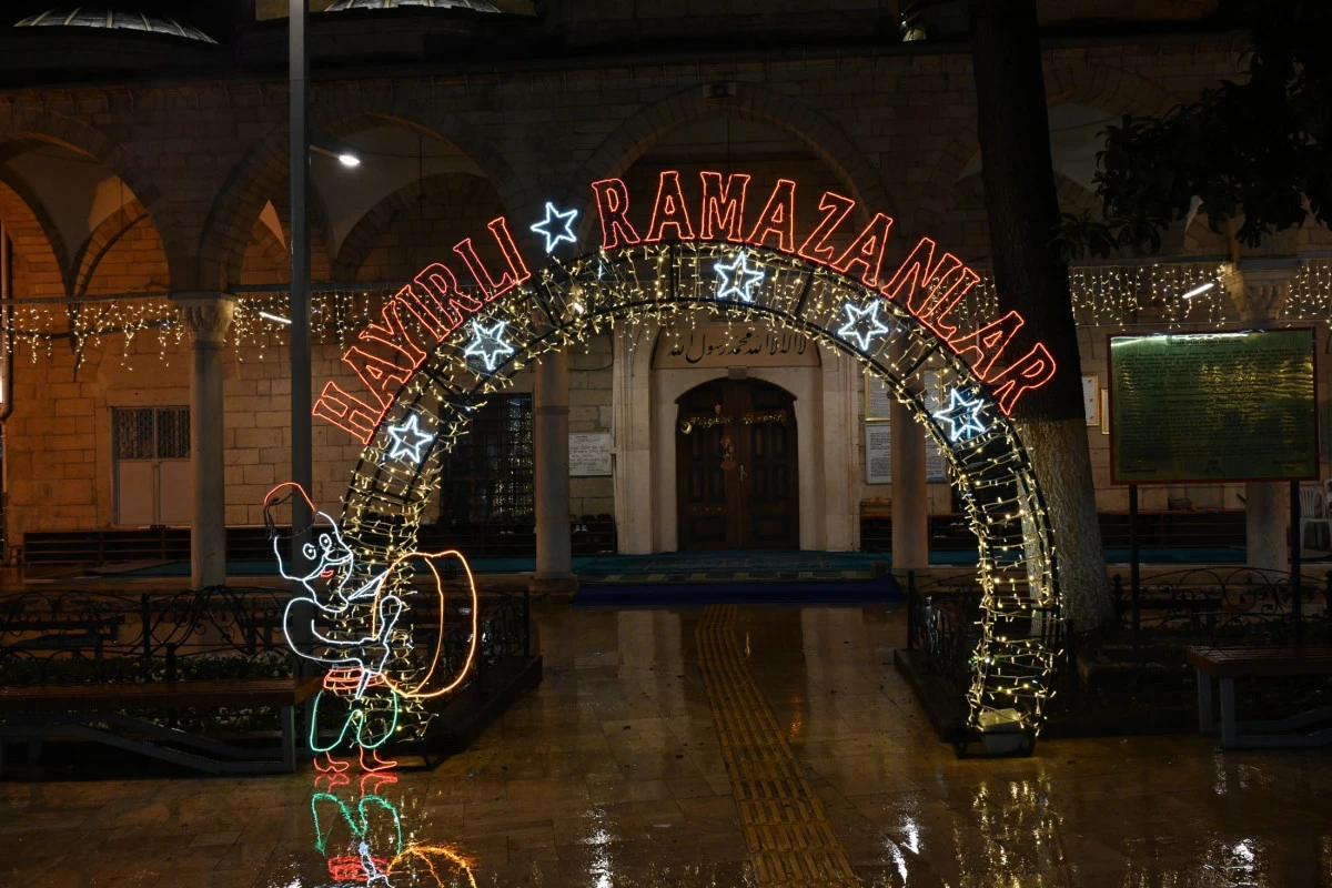 Isparta&rsquo;da Ramazan ışıkları yandı, iftar sofraları İstiklal Otoparkta kuruluyor