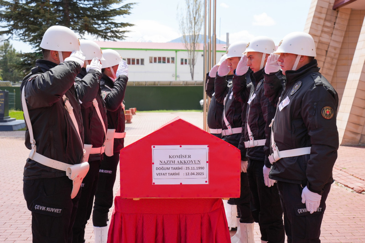 Isparta´da trafik kazasında hayatını kaybeden polis memuru son yolculuğuna uğurlandı