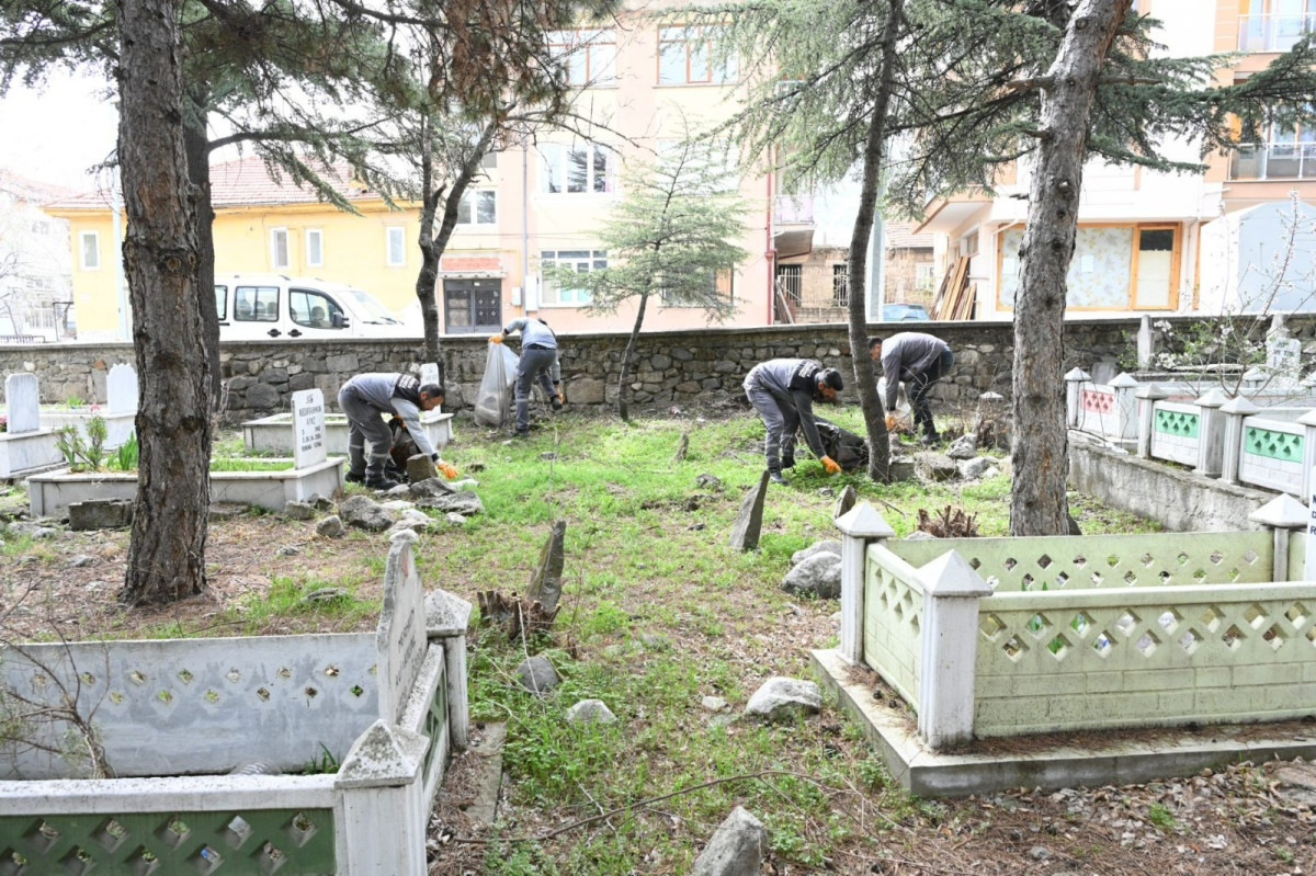 Mezarlıklarda bayram temizliği