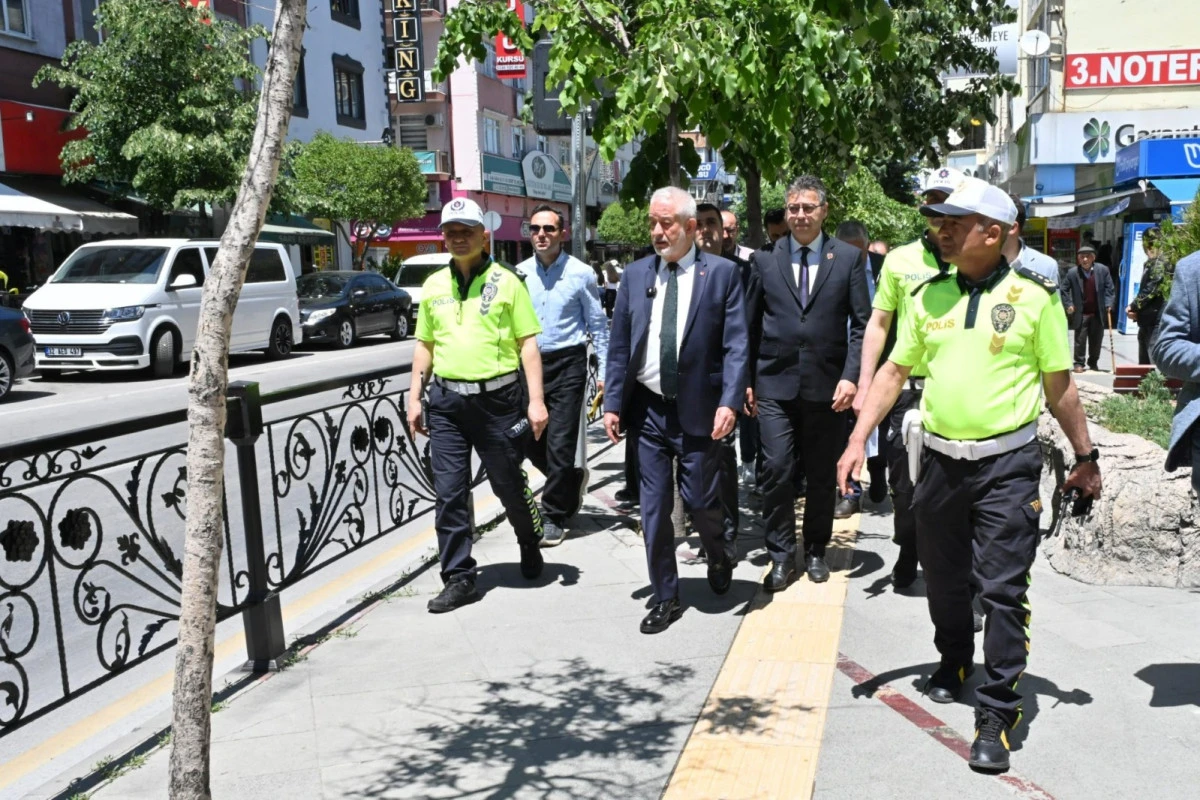 Mimar Sinan Caddesi’nde yaya geçitlerine ışıklı geçiş geliyor