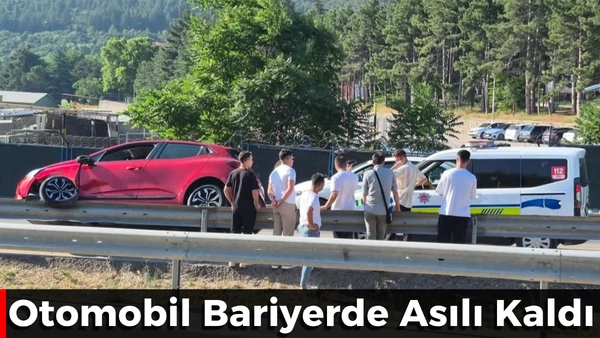 Otomobil Bariyerde Asılı Kaldı