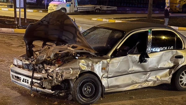 Otomobiller &ccedil;arpıştı: 1&rsquo;i ağır 2 yaralı