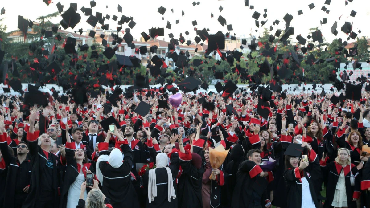 SDÜ Binlerce Öğrencisini Geleceğe Uğurladı