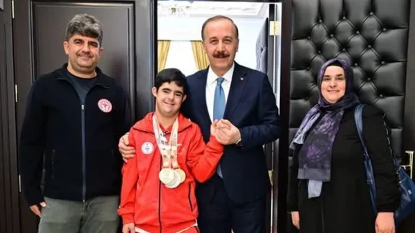 Vali Erin, d&uuml;nya şampiyonu Adem Baş'ı kabul etti