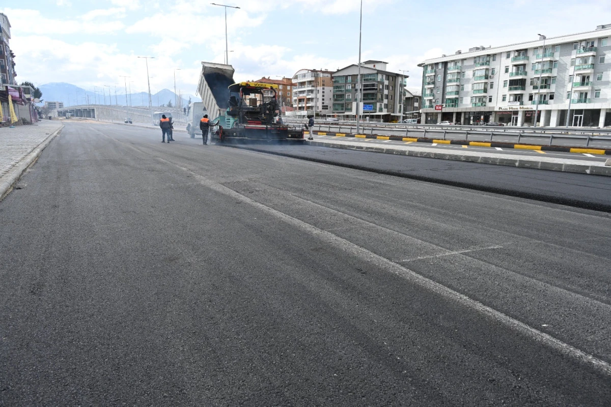 Yeni Otogar Kavşağı&rsquo;ndaki a&ccedil;ılan yan yolların asfalt &ccedil;alışmaları devam ediyor